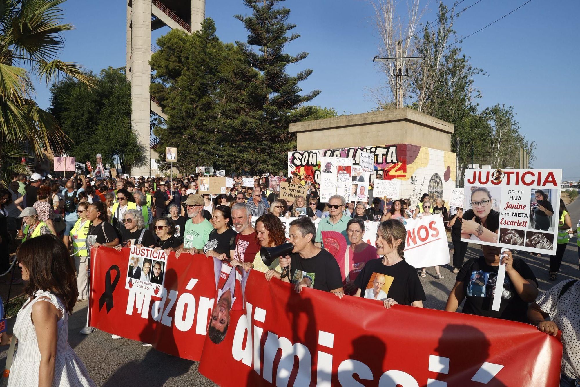 La novena manifestación contra Mazón por la gestión de la dana desde Catarroja, en imágenes