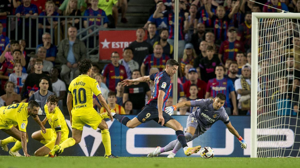 Lewandowski supera al portero Rulli ante la mirada de la defensa amarilla para anotar el primer tanto durante el partido de liga entre el FC Barcelona y el Villarreal.