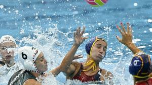 Singapore (Singapore), 21/07/2025.- Nora Sumegi (L) of Hungary and Anna Espar Llaquet of Spain in action during the womens water polo semifinal match between Hungary and Spain at the World Aquatics Championships Singapore 2025 in Singapore, 21 July 2025. (Hungría, España, Singapur) EFE/EPA/Szilard Koszticsak HUNGARY OUT