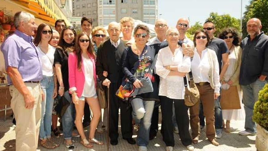 Castor Álvarez, en el centro, rodeado de su familia, con la que ayer celebró su 105 cumpleaños.  // Rafa Vázquez