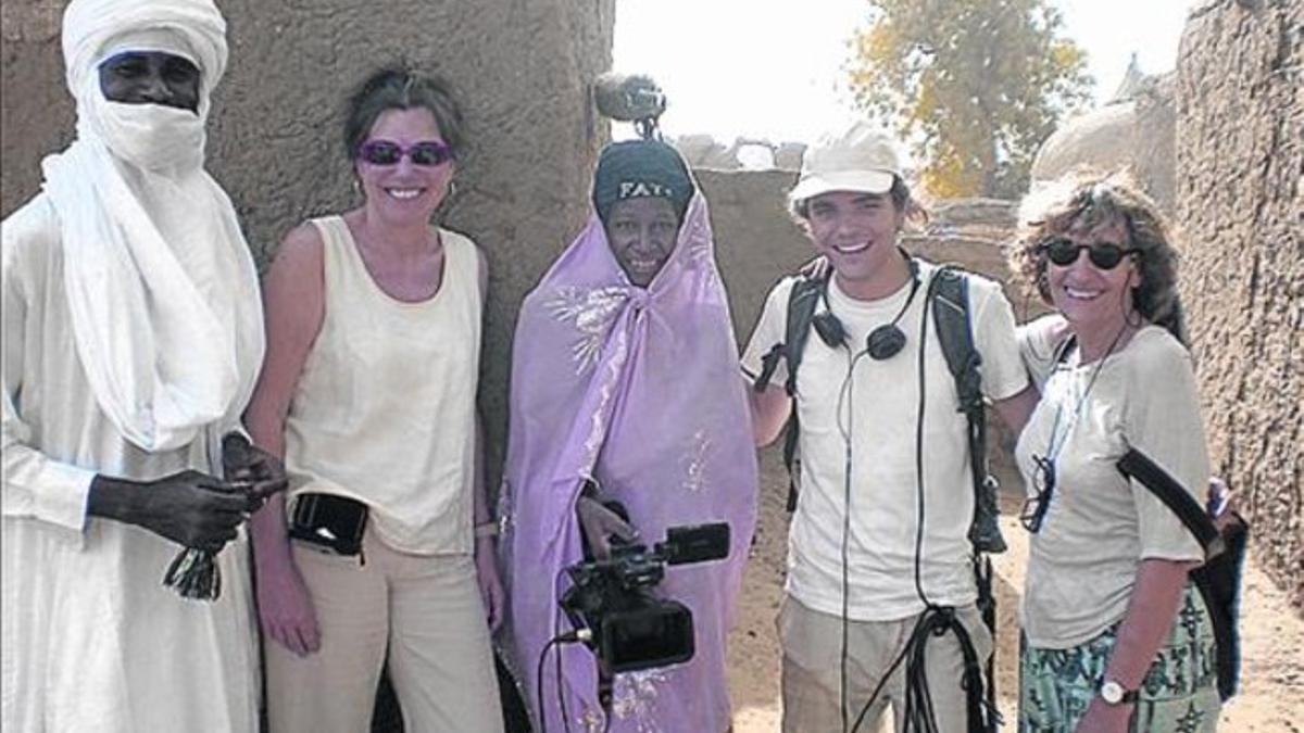 Hadijatou Mani, con el equipo de rodaje del documental sobre ella.