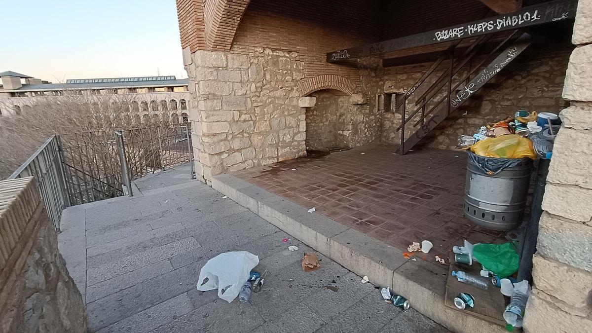 Brutícia acumulada a la muralla de Girona