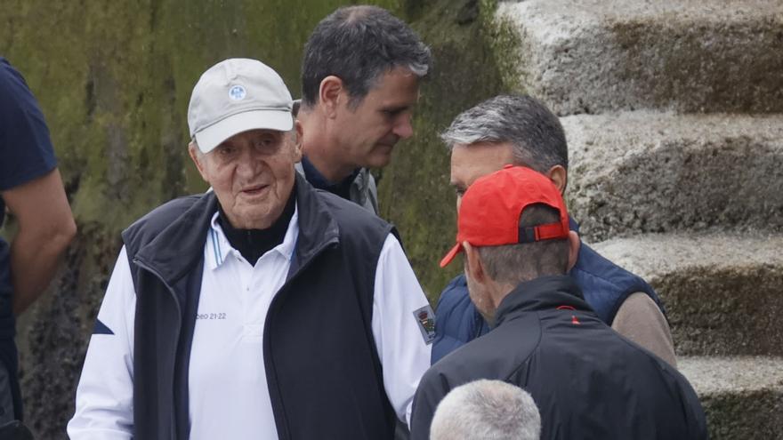 Juan Carlos I vuelve al puerto de Sanxenxo tras su entrenamiento en el Bribón