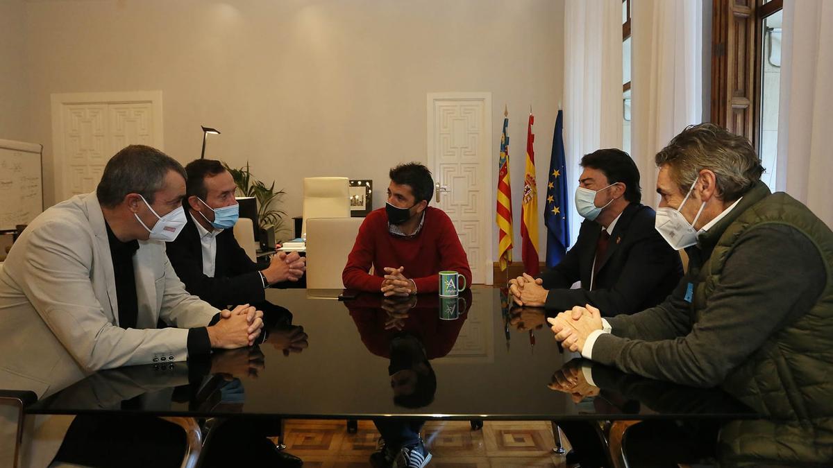 Carlos Mazón, Javier Guillén, Fernando Escartín, Luis Barcala y Carlos González, durante la reunión de este martes