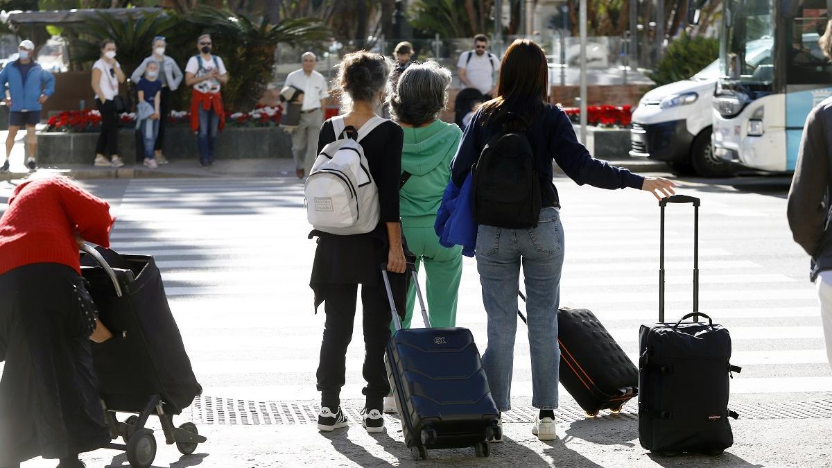 Varios turistas tiran de sus maletas a la llegada de los hoteles de la capital.