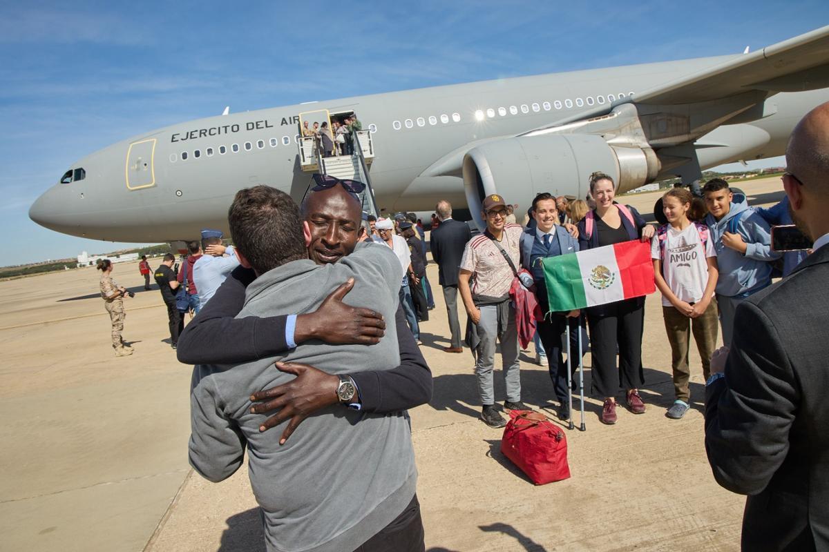 La evacuación de los españoles residentes en Sudán, en imágenes