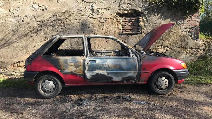 El coche calcinado en Colloto.