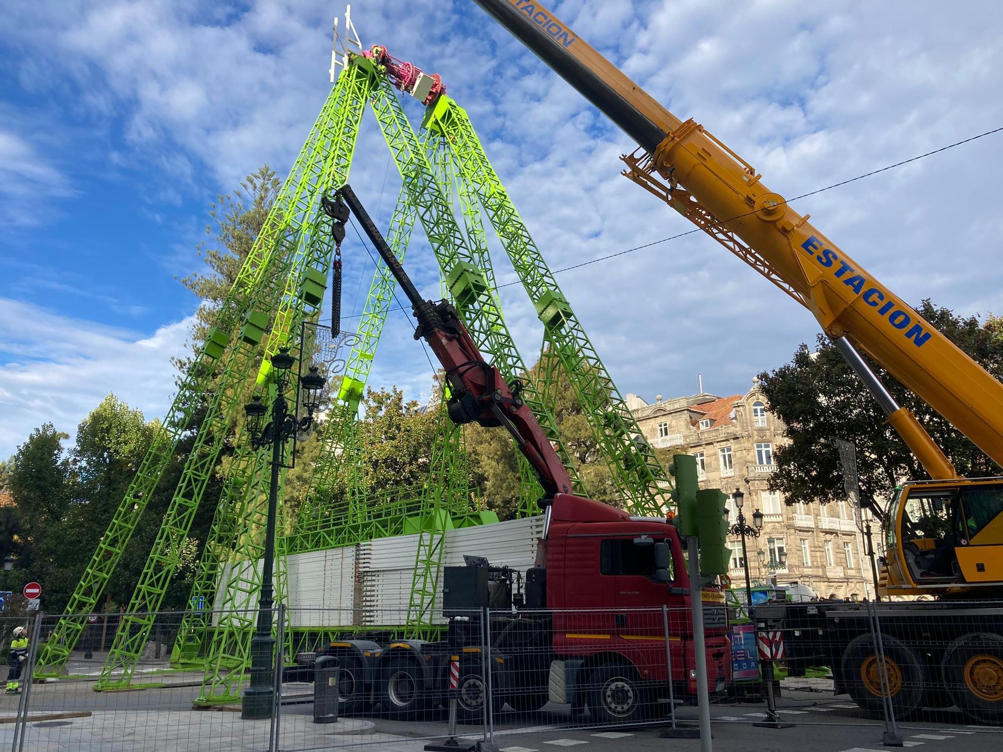 Así se monta la noria gigante de la Navidad en Vigo 2021