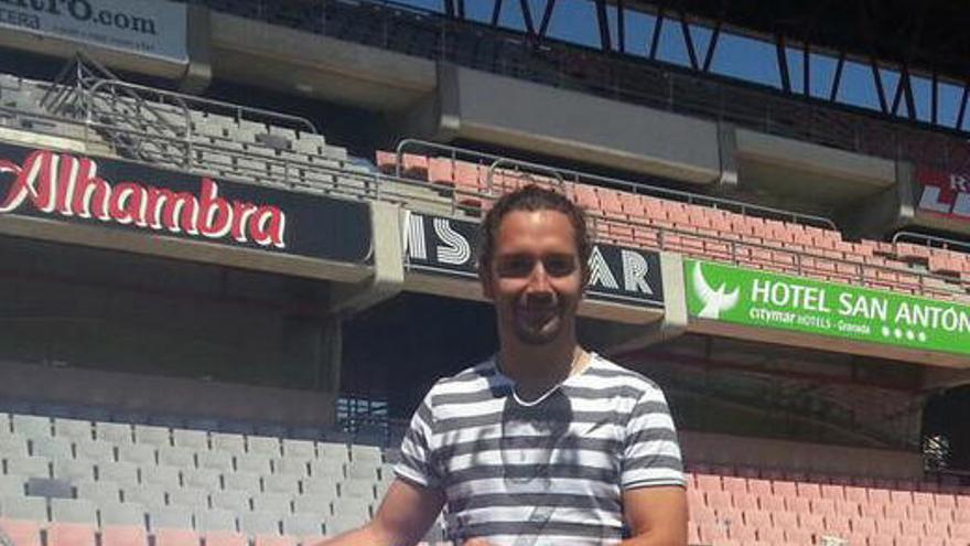 Iturra, con la camiseta de su nuevo equipo, el Granada CF.