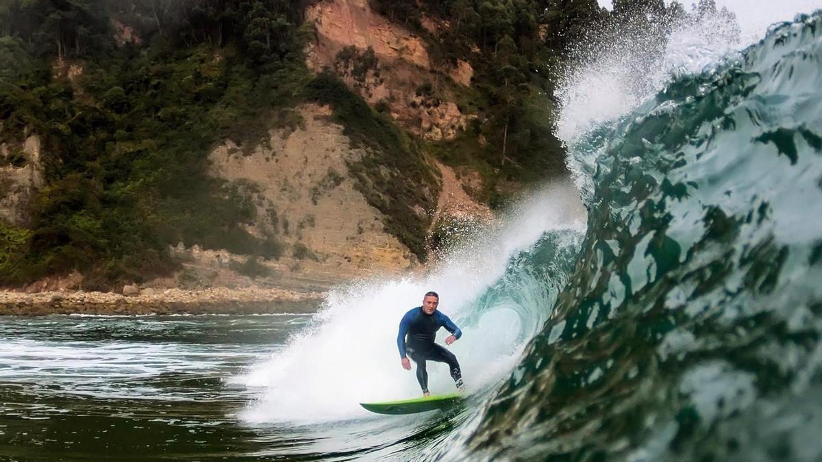Chus Trabanco, surfeando la ola de Rodiles.