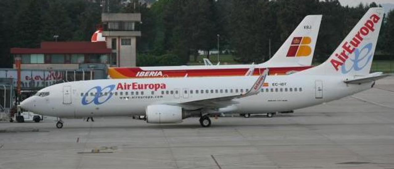 Un avión de Iberia y otro de Air Europa en el aeropuerto de Vigo // Marta G. Brea