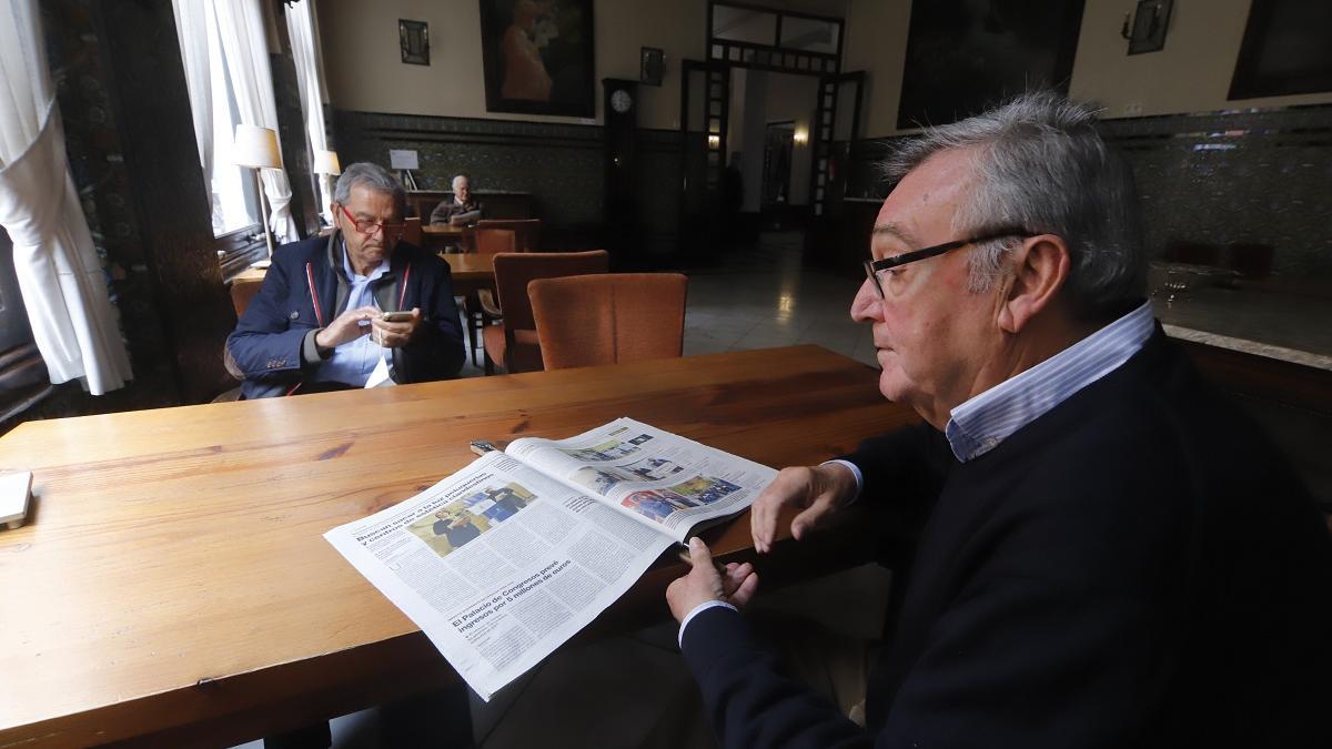 Los socios Emilio Aguilera y Francisco Martínez leen el CÓRDOBA en papel y a través del móvil, en la sala de los Sentidos del Círculo.