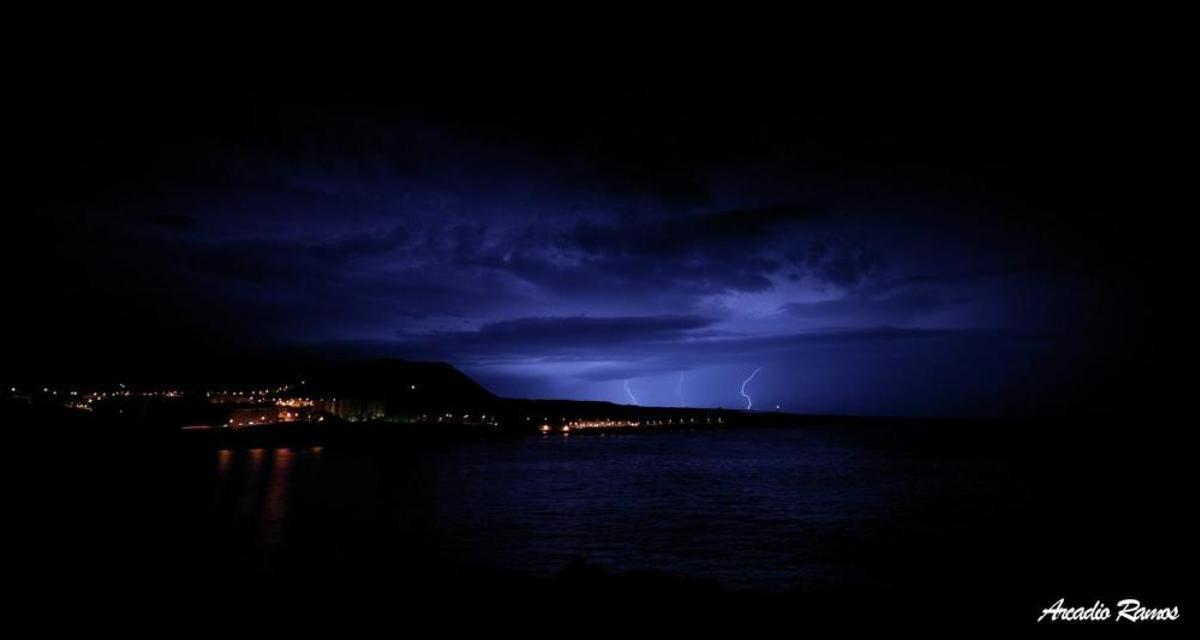 Relámpagos durante la madrugada en Tenerife