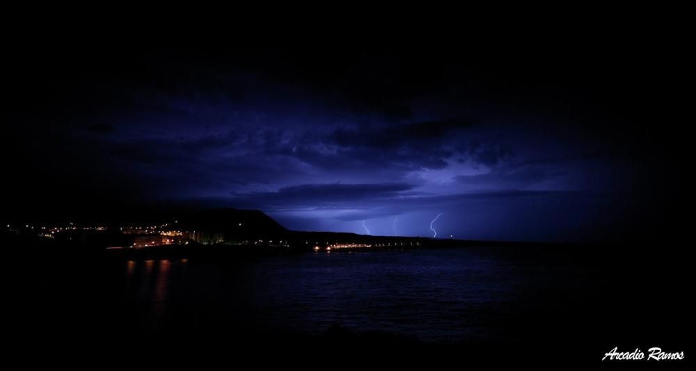 Relámpagos durante la madrugada en Tenerife