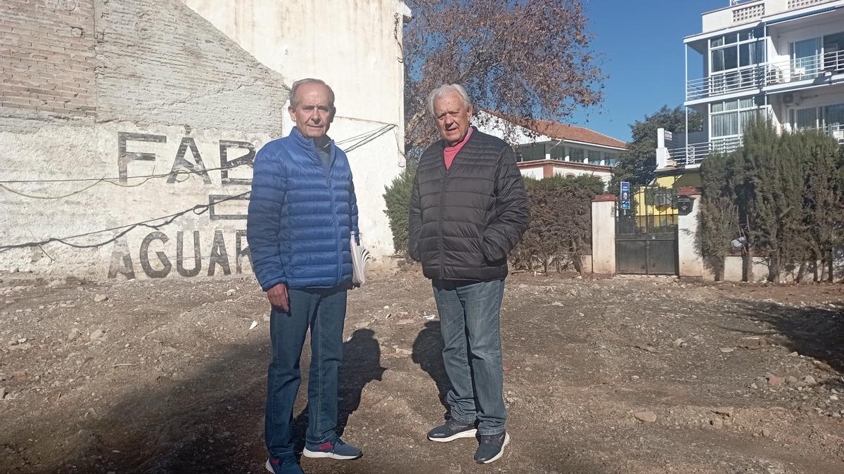 Dirigentes vecinales de Pedregalejo hace un año, en el solar de una casa de estilo regionalista demolida.