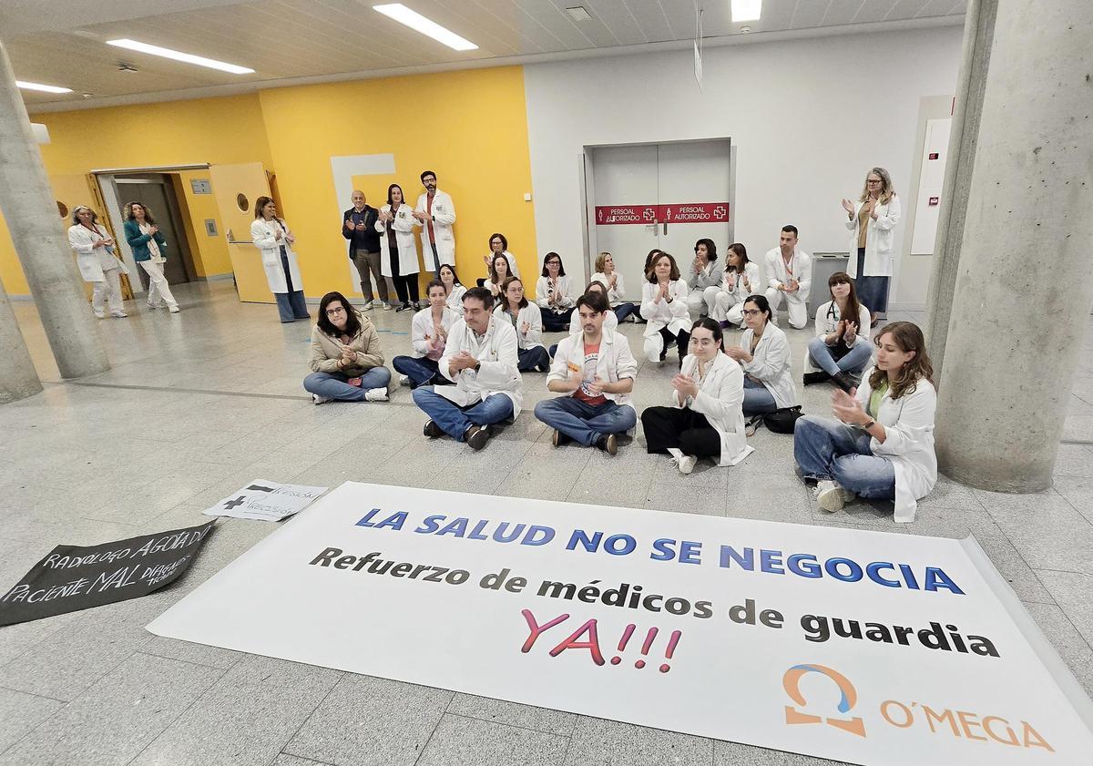 Concentración de radiólogos por su huelga, ayer, ante la Gerencia en el Hospital Álvaro Cunqueiro