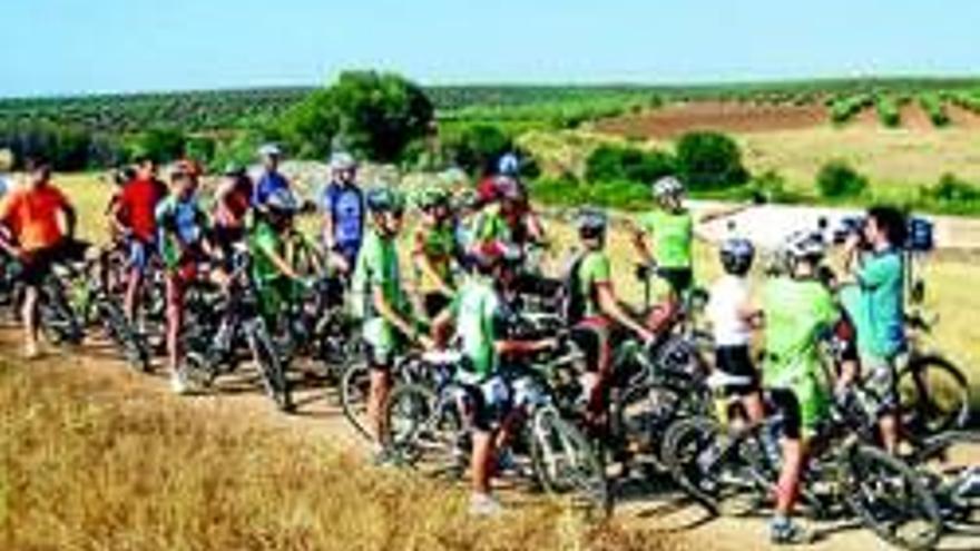 Medio centenar de ciclistas de la región entrenan con De la Peña