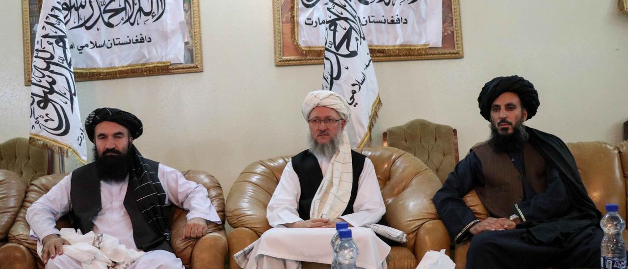 El mulá Khairullah Khairkhwa se sienta junto al mulá Abdul Salam Hanafi.