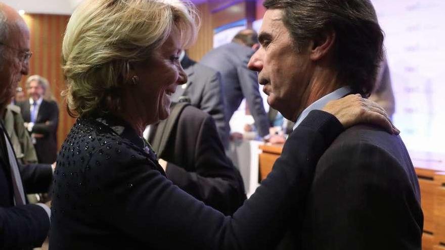 José María Aznar recibe el abrazo de la expresidenta madrileña Esperanza Aguirre, ayer en Madrid. // Efe