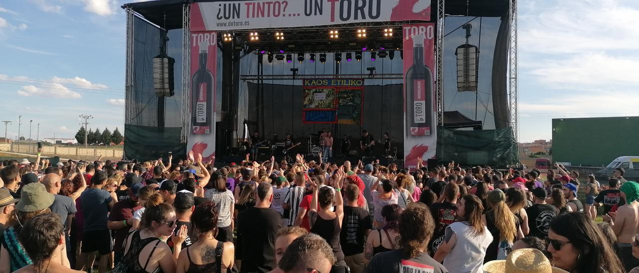 El público vibra con uno de los conciertos del festival en el polideportivo municipal