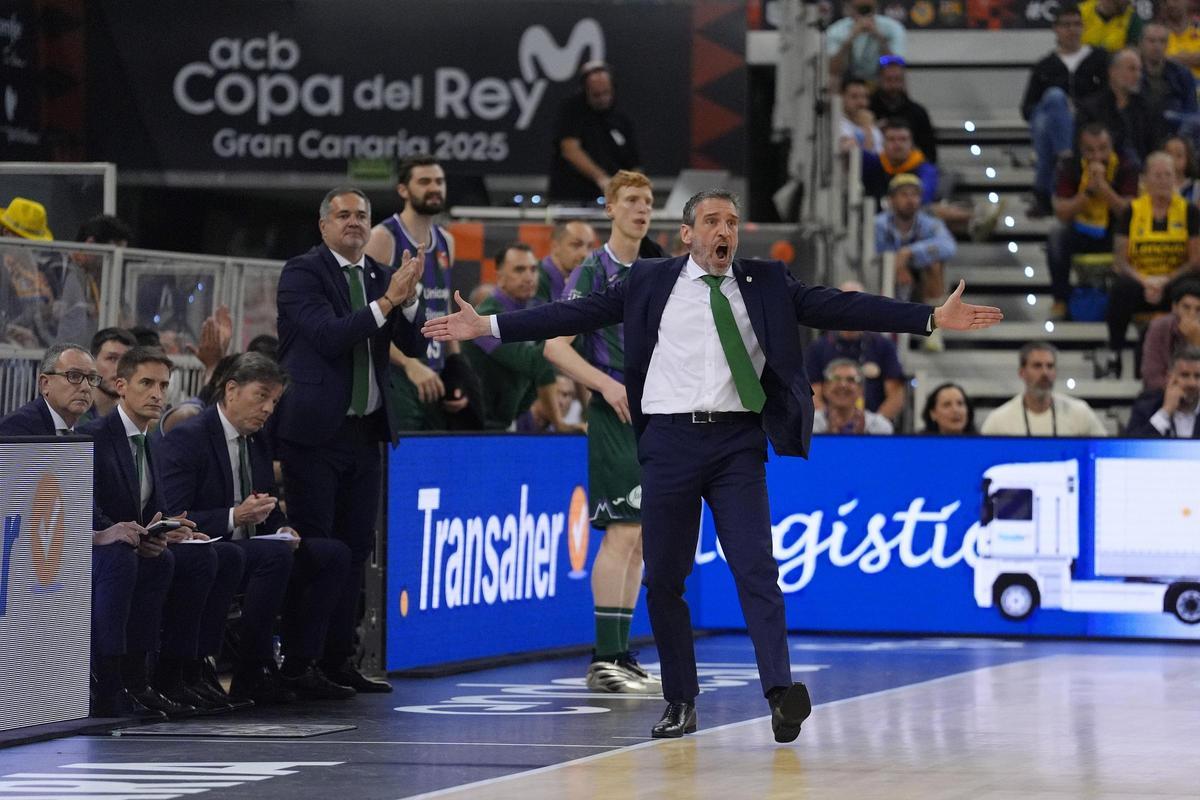 Paco Aurioles, aplaude en el banquillo.