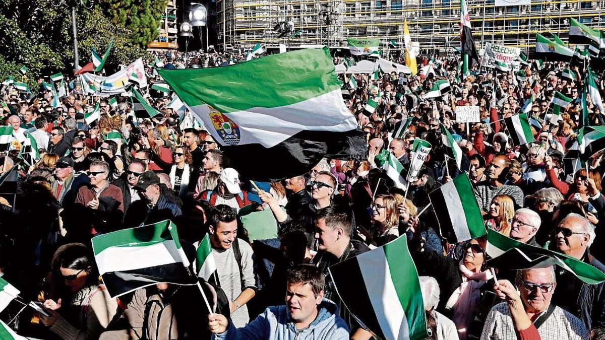 Banderas extremeñas en una manifestación.
