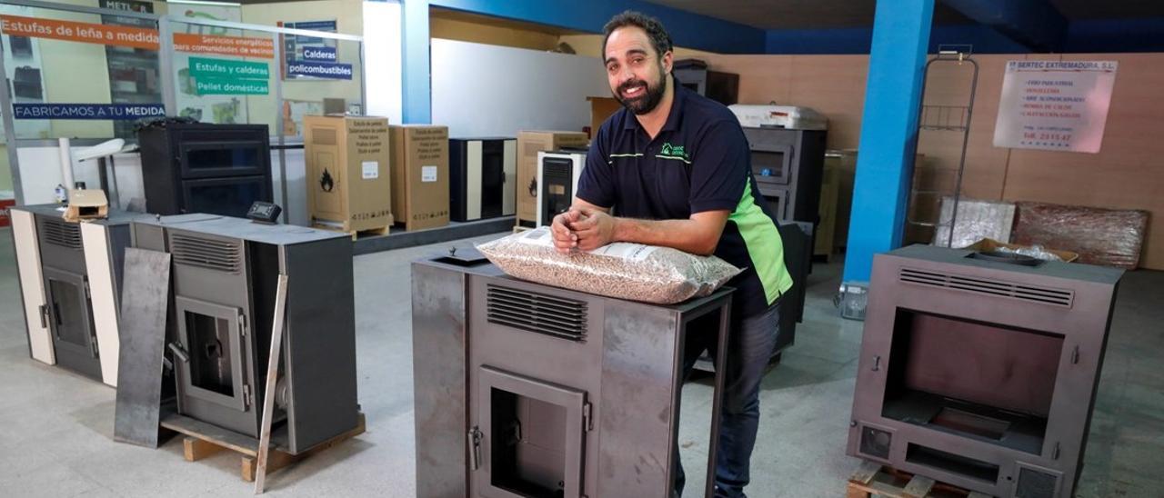 Jorge Martín, de Sertec Extremadura, junto a estufas y pellet.