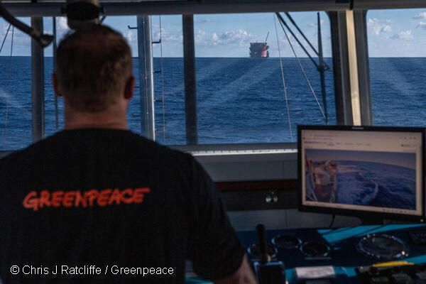 Activistas de Greenpeace se suben a una plataforma petrolífera al norte de Canarias para que deje de perforar