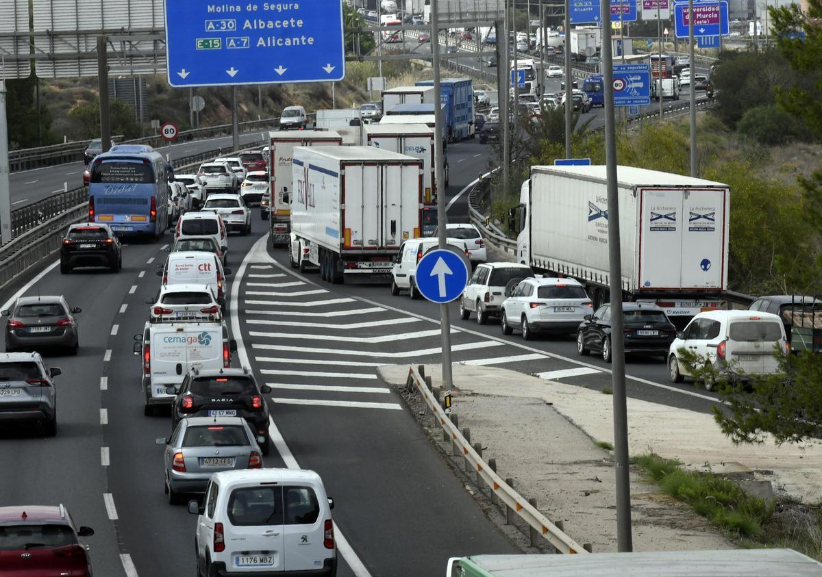 Vehículos, autobuses y camiones circulan por Murcia