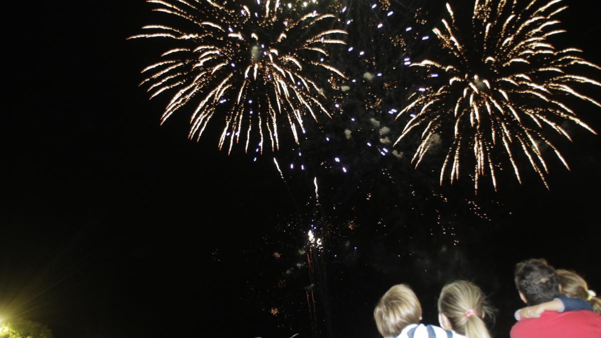 Imagen del espectáculo de fuegos artificiales que cerró la feria de San Miguel este domingo.