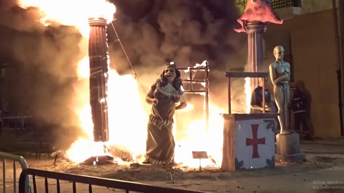 La &#039;cremà&#039; de la Falla Plaza Almudín cerró este sábado las celebraciones.