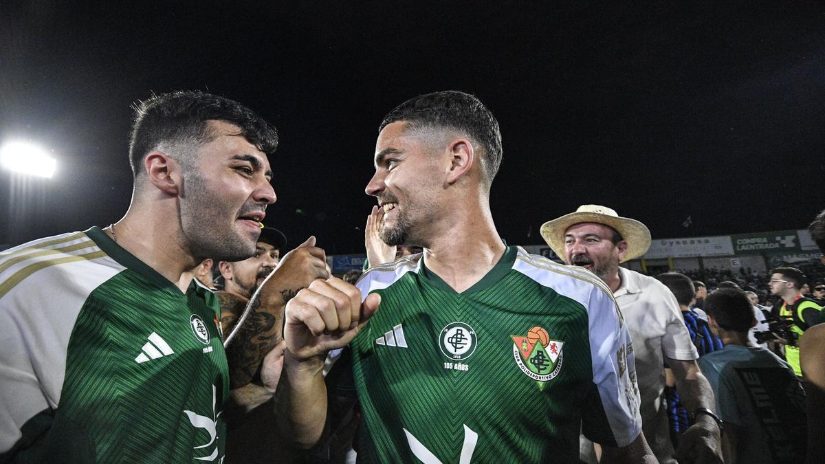 Adri Crespo, derecha, celebrando el ascenso.