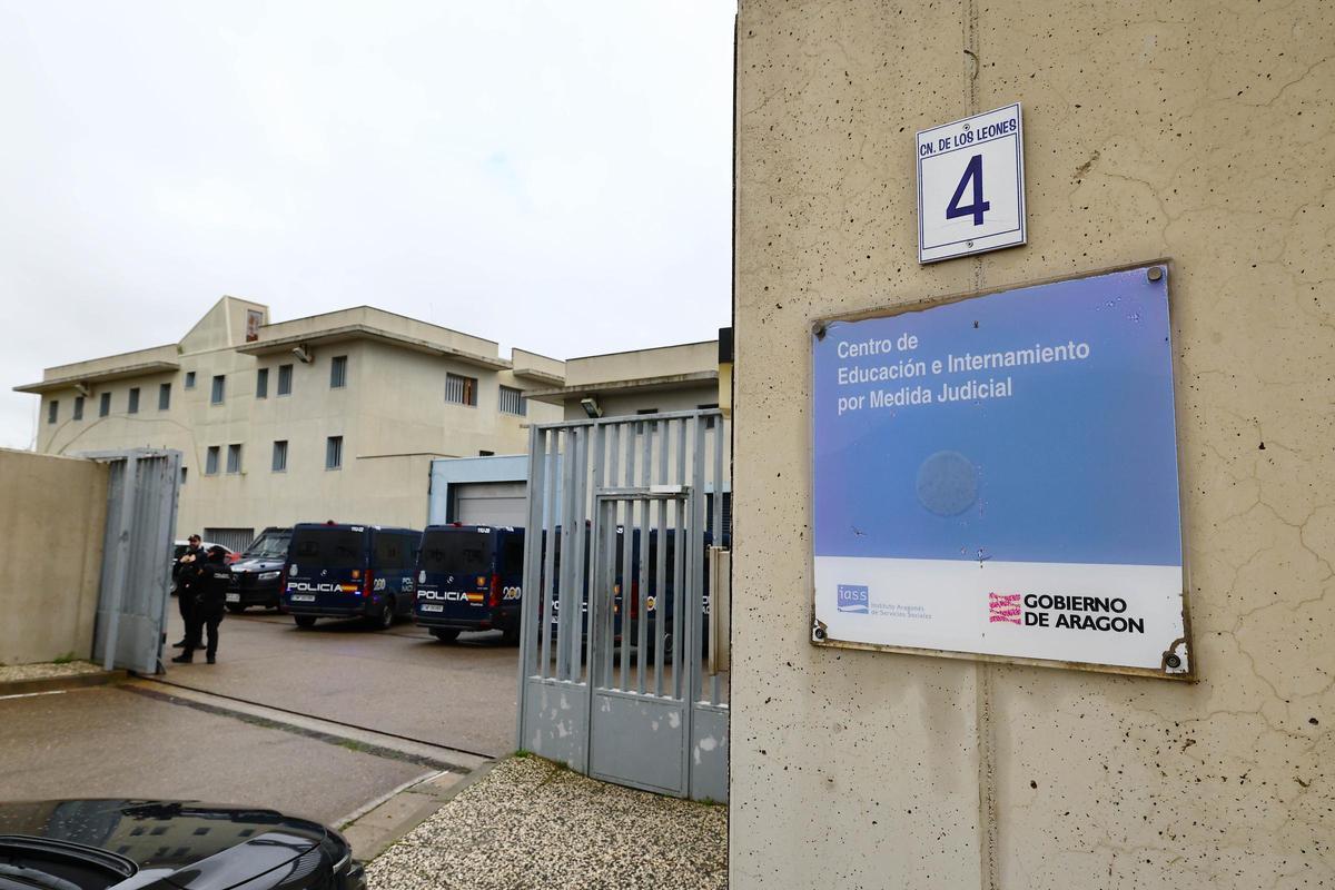Varios agentes de la Policía Nacional en el interior del centro de reforma de menores de Juslibol, este jueves.
