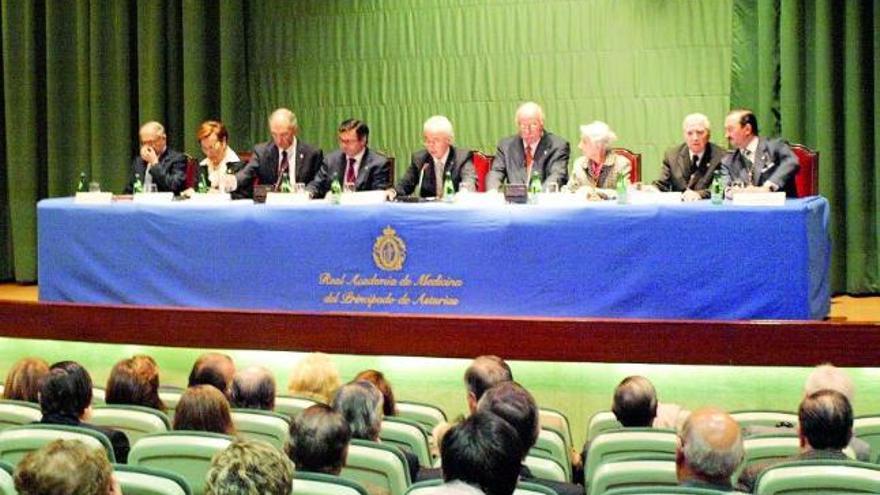 Los participantes en el homenaje, presidido por el doctor Álvarez-Uría.