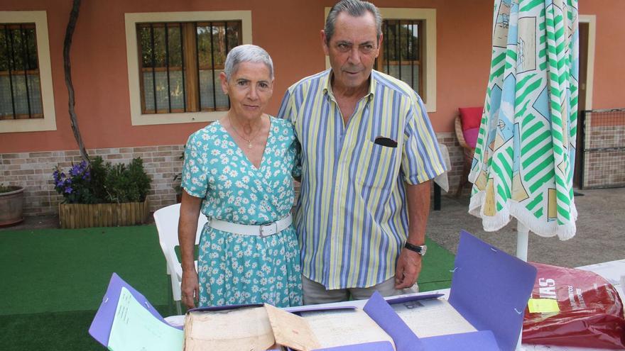 María Aurora e Félix Otero Vaamonde, parentes de Otero Pimentel, cos documentos cedidos ao Seminario de Estudos de Deza. |   // D.G.A.