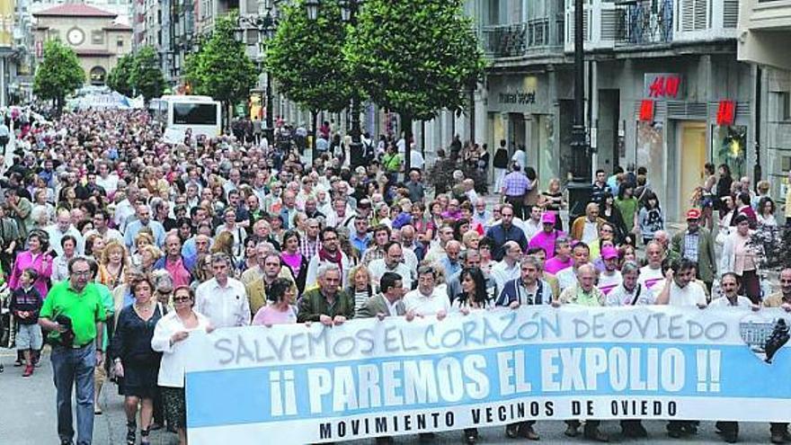 El grupo, al inicio de la marcha, tras salir de la estación de Renfe en Uría.