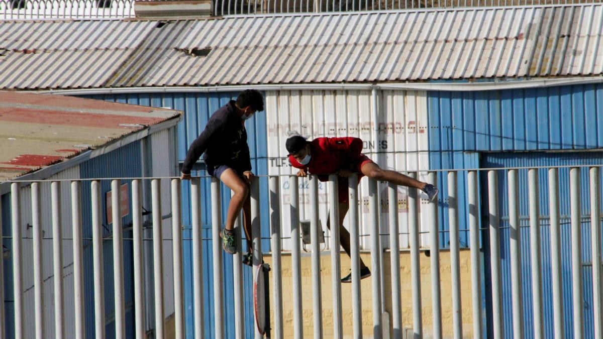 Dos menores saltan la valla del polígono del Tarajal, en Ceuta.