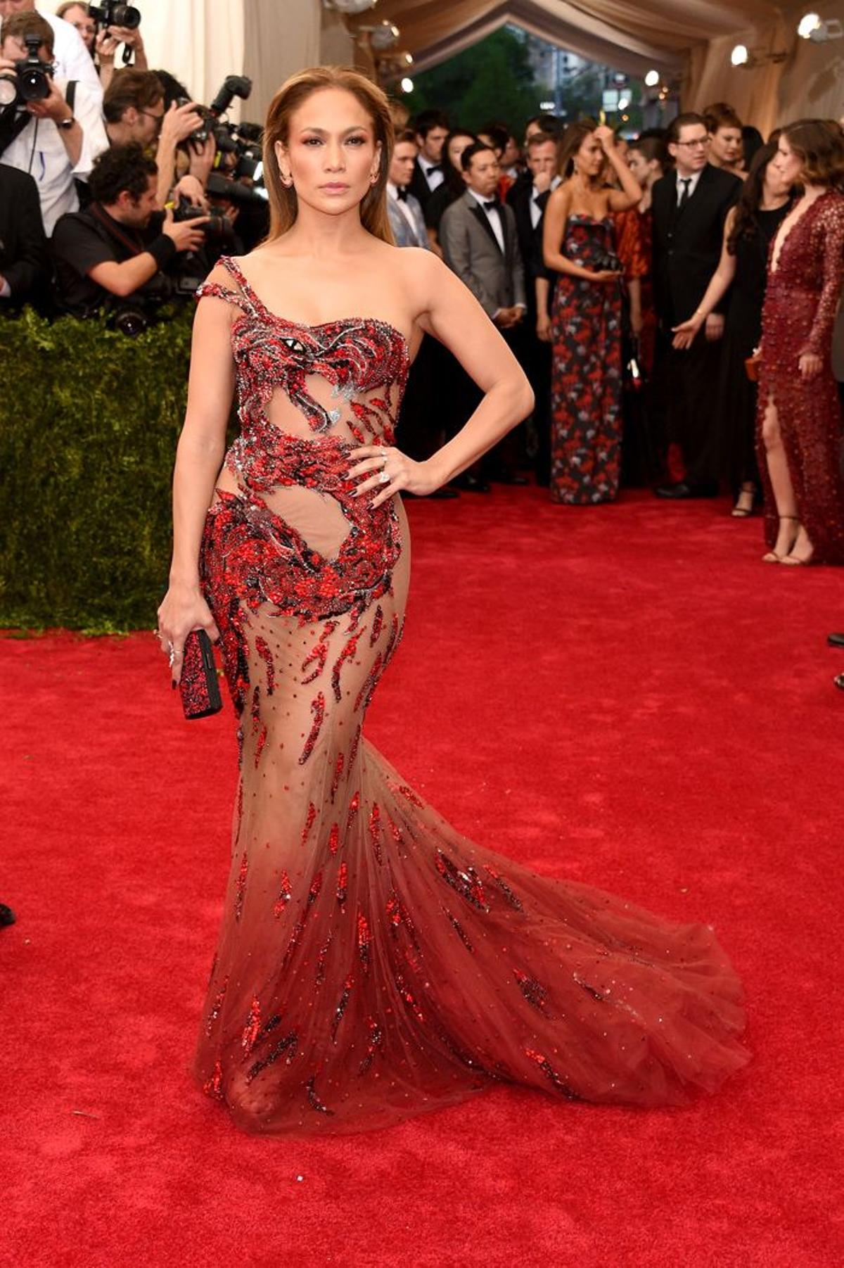 Jennifer Lopez de Versace en la gala Met 2015