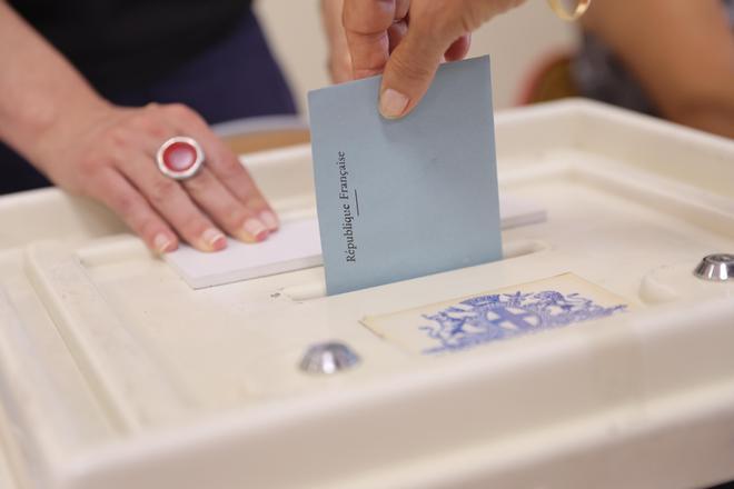 El primer ministro francés Attal vota en la segunda vuelta de las elecciones parlamentarias