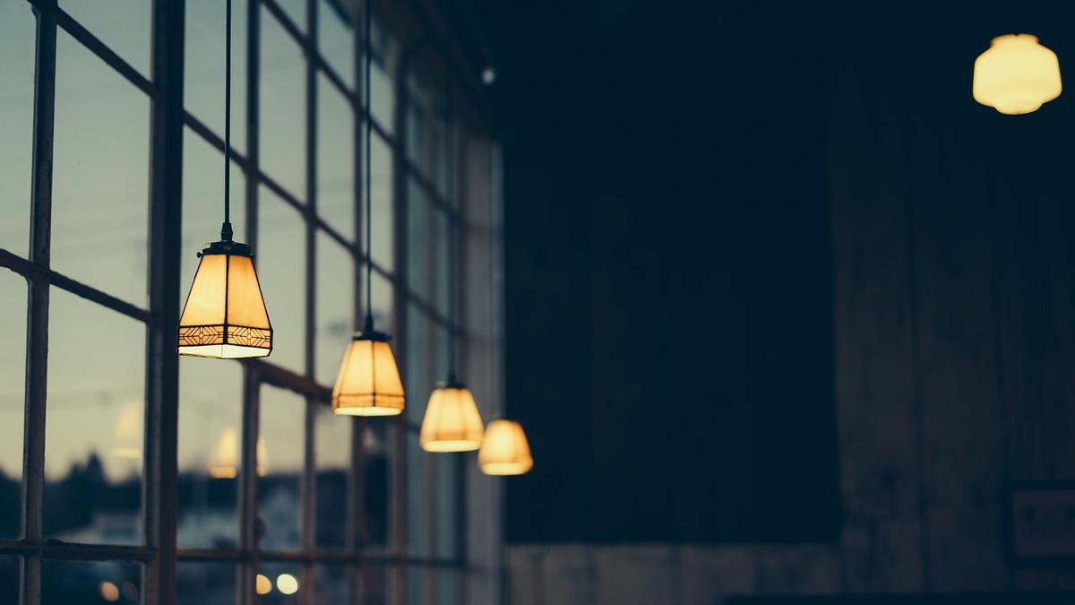 Las tarifas de la luz continúan aumentando su precio en España.