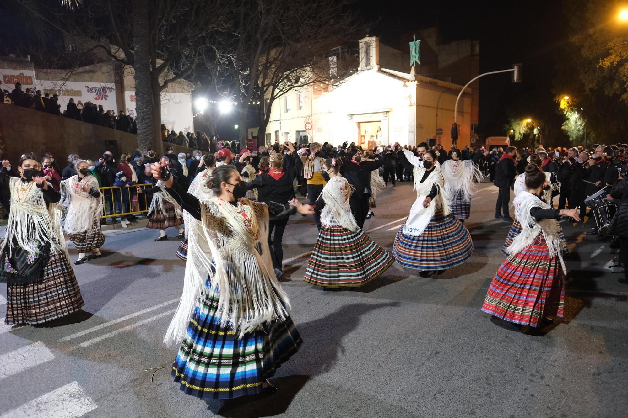 Los eldenses festejan a San Antón, patrón de los Moros y Cristianos, con las típicas vueltas a la hoguera, la bendición de animales, las tradicionales danzas y el reparto del pan
