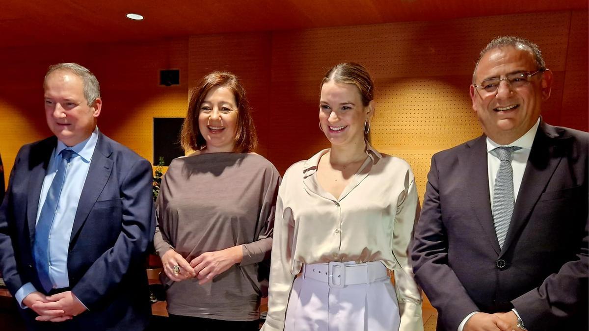 El ministro de Industria y Turismo, Jordi Hereu, junto a Francina Armengol y Marga Prohens