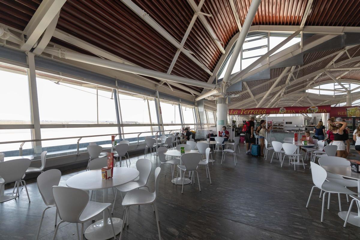 Así cambia el Aeropuerto de Zaragoza: más líneas de seguridad, una nueva cafetería y mejoras en el control de pasaportes