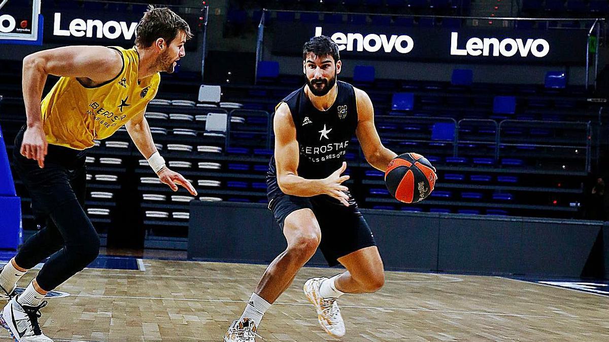 Dani Díez, defendido por Aaron Doornekamp, en un entreno reciente del Lenovo Tenerife. | | CBC