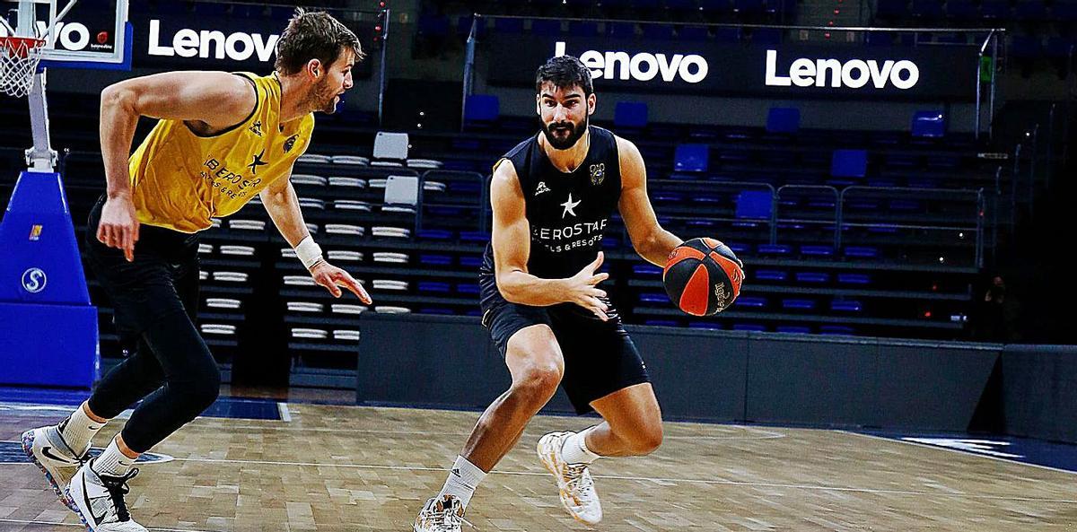 Dani Díez, defendido por Aaron Doornekamp, en un entreno reciente del Lenovo Tenerife. | | CBC