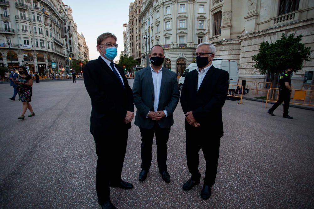 Homenaje a las víctimas del COVID en la plaza del ayuntamiento