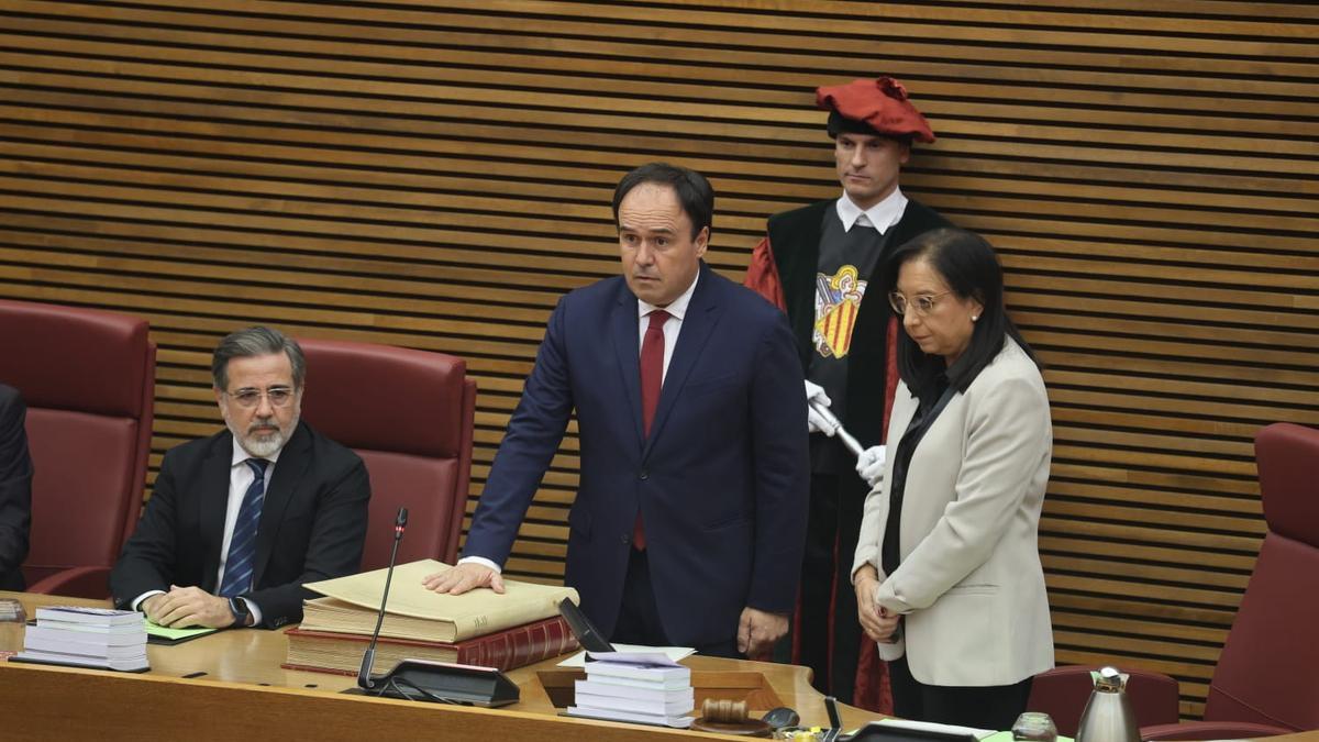 Pérez Llorca promete su cargo ante los diputados en las Corts