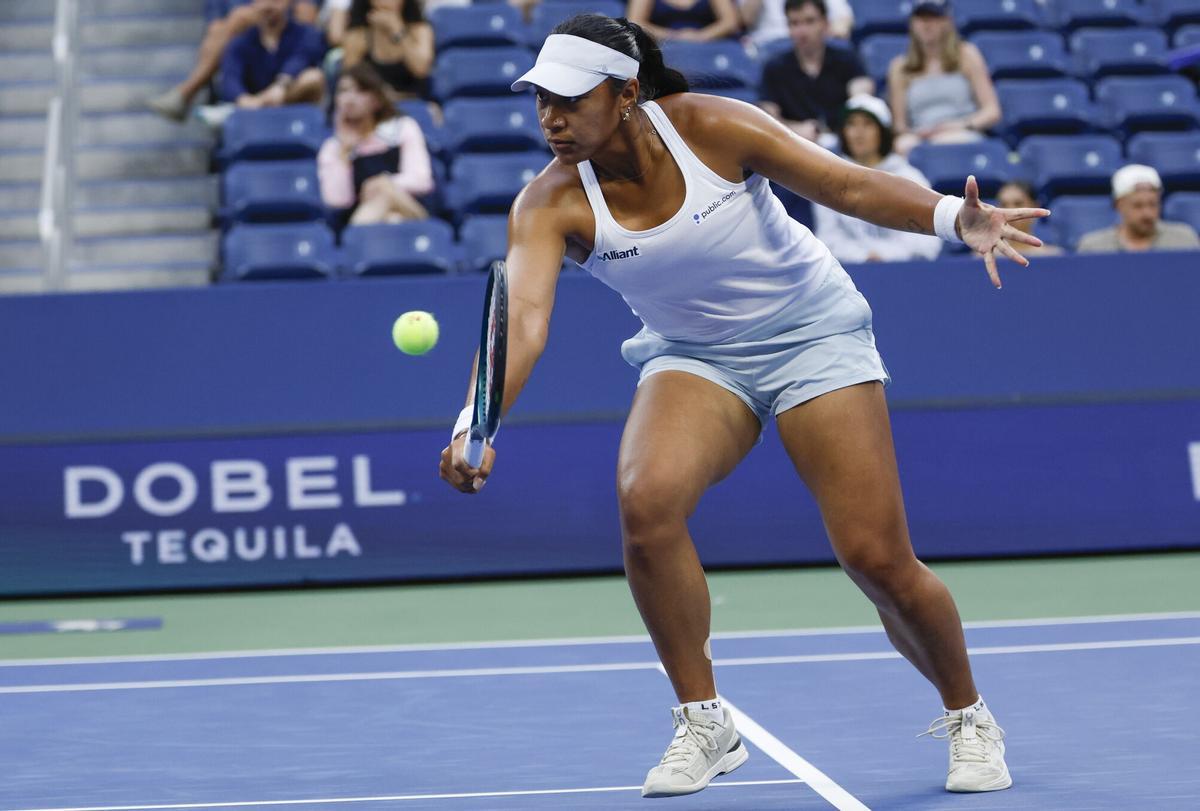 FLUSHING MEADOWS (United States), 24/08/2025.- Destanee Aiava of Australia in action against Jasmine Paolini of Italy during the first round of the US Open Tennis Championships in Flushing Meadows, New York, USA, 24 August 2025. The US Open tennis tournament runs from 24 August to 07 September. (Tenis, Italia, Nueva York) EFE/EPA/JOHN G. MABANGLO