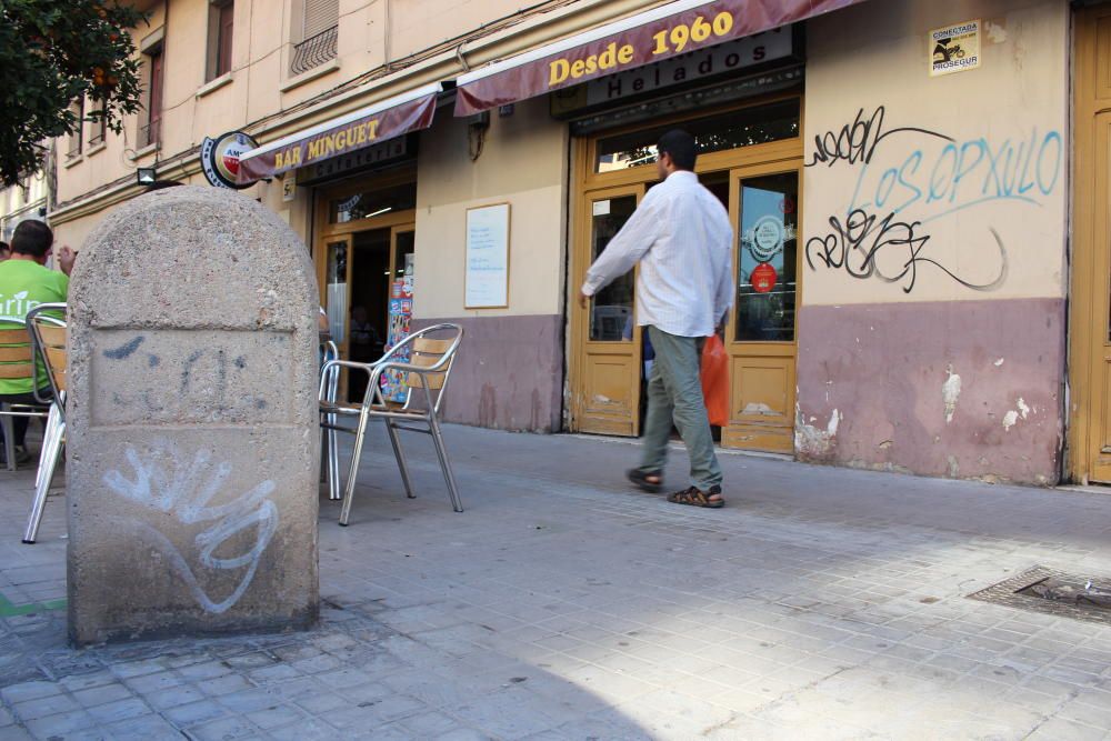 Mojín muy deteriorado en la calle San Vicente, esquina con Millares, de la antigua Nacional 340