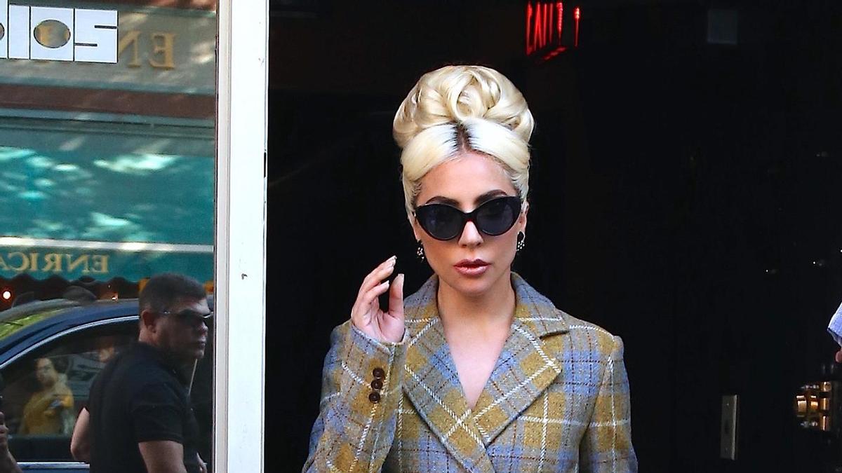 Lady Gaga con traje dos piezas a cuadros